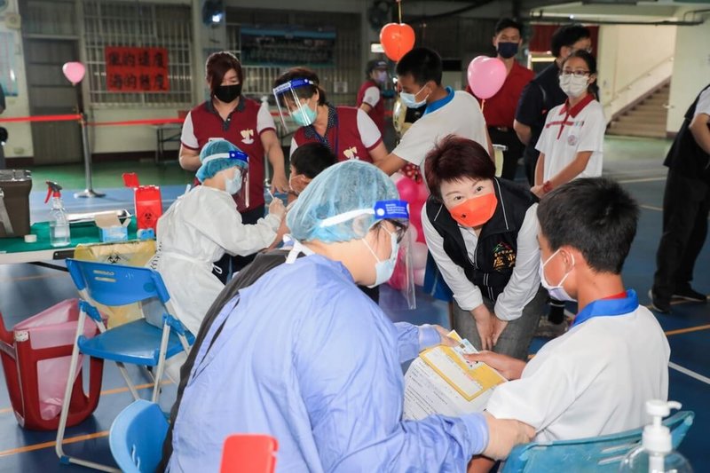 台中市長盧秀燕(前右2)12日到大肚區大肚國小關心學童COVID-19疫苗施打狀況,她表示,為孩子們勇敢接種疫苗感到驕傲,也感謝校方及醫護人員的協助。(台中市政府提供)中央社記者蘇木春傳真 111年5月12日