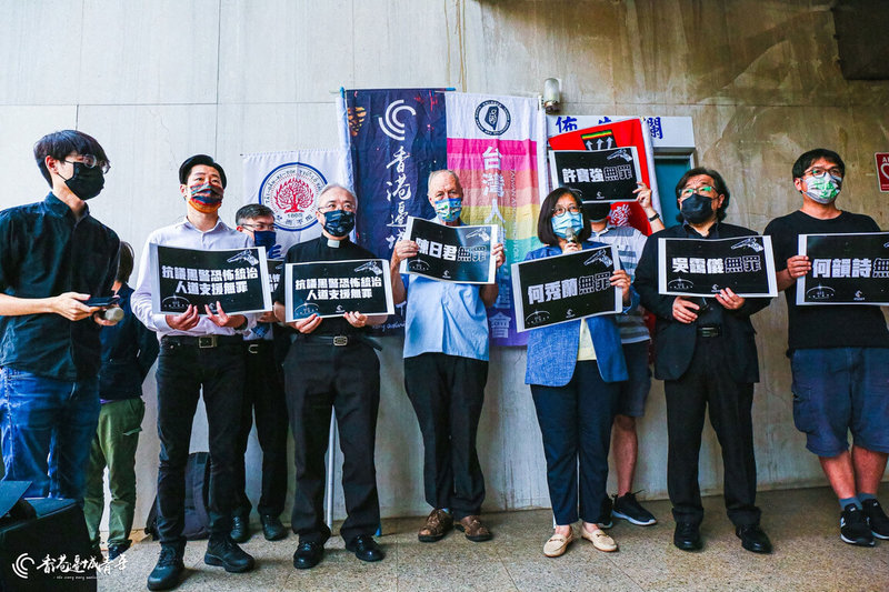 香港邊城青年等民間團體12日在立法院群賢樓前召開記者會,批評香港警方拘捕陳日君等5名「612人道支援基金」信託人,是向普世價值宣戰。(香港邊城青年提供)中央社記者沈朋達傳真 111年5月12日