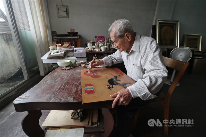 漆藝家王清霜(圖)12日獲頒第41屆行政院文化獎,111年虛歲101歲的他在自家的工作室持續創作。中央社記者裴禛攝 111年5月12日