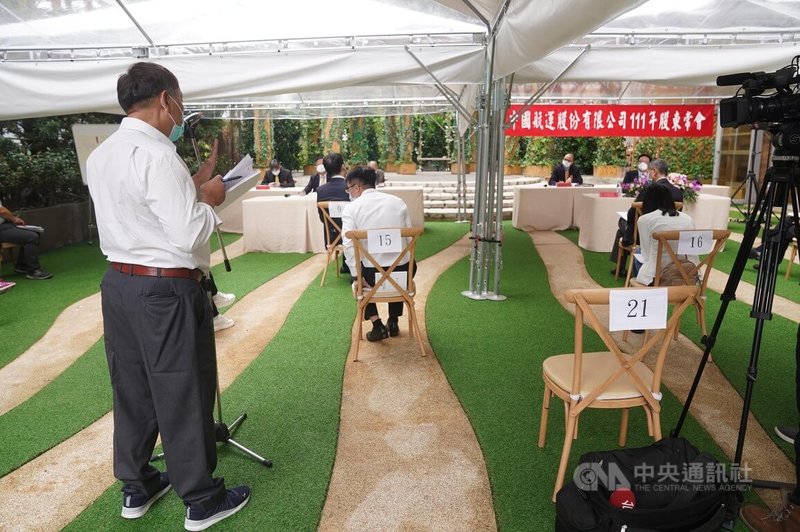 中國航運股份有限公司12日舉行111年股東常會,因COVID-19疫情嚴峻,特地選在戶外搭棚,並拉大座位間的距離。中央社記者徐肇昌攝 111年5月12日