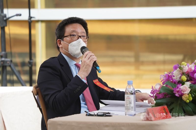 中國航運股份有限公司董事長彭士孝12日在台北市中山區一間飯店的戶外廣場,出席主持111年股東常會。中央社記者徐肇昌攝 111年5月12日