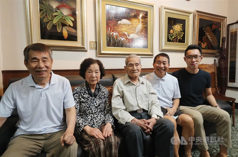 漆藝家王清霜(中)獲頒第41屆行政院文化獎,他與兒子王賢民(左)、王賢志(右2)、孫子王峻偉(右)一家三代皆投入漆工藝創作。左2為王清霜妻子陳彩燕。中央社記者裴禛攝 111年5月12日