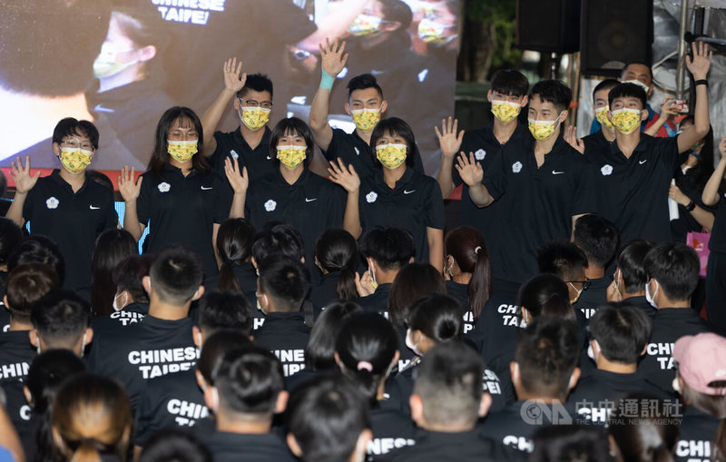 2022年世界中學生運動會代表團授旗典禮12日在台北舉行,與會代表團成員向媒體揮手致意。中央社記者謝佳璋攝 111年5月12日