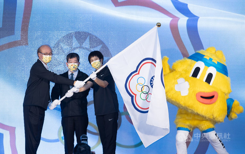 2022年世界中學生運動會代表團授旗典禮12日在體育聯合辦公大樓1樓廣場舉行,由教育部次長林騰蛟(左)授旗,期許選手們突破自我再創佳績,為國爭光。中央社記者謝佳璋攝 111年5月12日