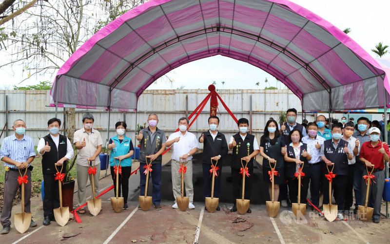 嘉義縣立竹崎高中新建學生宿舍大樓12日舉行開工動土典禮,由嘉義縣長翁章梁(左7)、立委陳明文(左6)、竹崎鄉長曾亮哲(左8)、校長蘇淵源(左2)等人持金鏟祈福後,宣告啟動。中央社記者蔡智明攝 111年5月12日