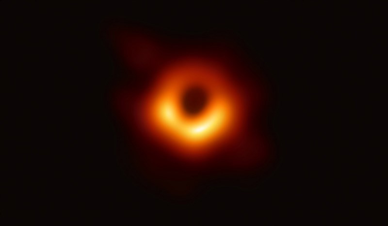 圖為「事件視界望遠鏡（EHT）」計畫拍到人類史上首次的超大質量黑洞影像。（中研院提供）