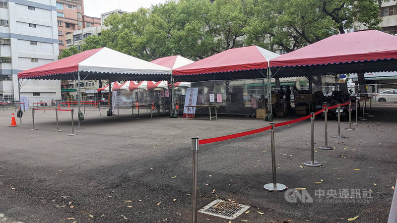 高雄市「關懷包得來速」11日已上路,民眾接到確診訊息後2小時即可委託親友,或由居隔者到38個行政區的得來速窗口領取防疫關懷包。高雄市長陳其邁12日表示,至中午前已發出5934份,效率非常高。中央社記者曾以寧攝 111年5月12日