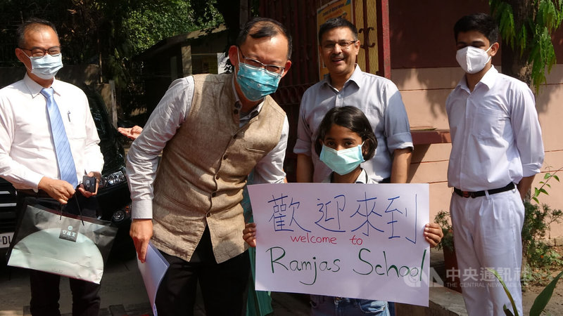 中華民國駐印度副代表陳牧民(前左)、教育組組長陳立穎(後左)12日參訪位於德里的拉姆賈斯國際學校,受到熱烈歡迎。中央社記者林行健德里攝 111年5月12日