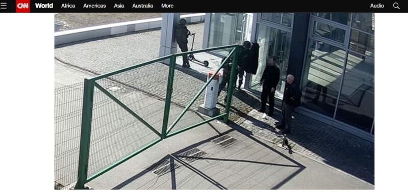 俄軍3月16日在基輔郊區一家汽車經銷店，射殺2名無辜民眾，接著洗劫這家經銷店，並坐在裡面悠閒喝酒。（圖取自CNN網頁cnn.com）
