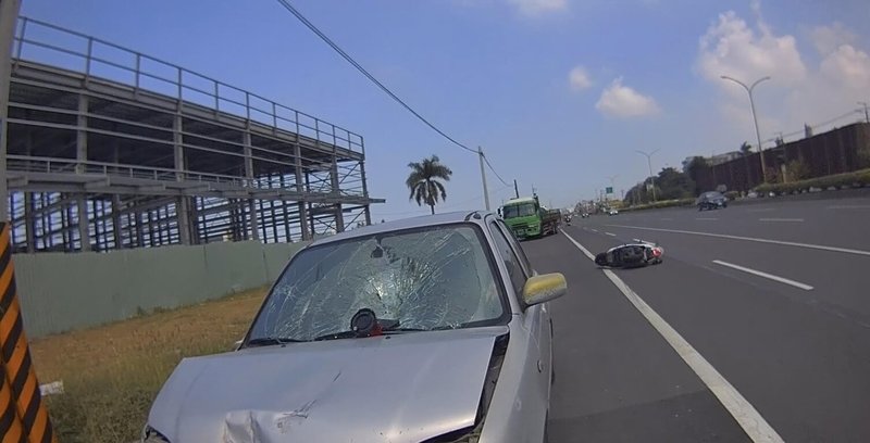 高雄市岡山警分局員警攔查一輛超載大貨車開單,但大貨車史姓駕駛的兒子疑不滿父親挨罰,竟開車衝撞莊姓員警,史男車子的擋風玻璃跟車頭也因撞擊力道毀損。(高市岡山警分局提供)中央社記者洪學廣傳真 111年5月12日
