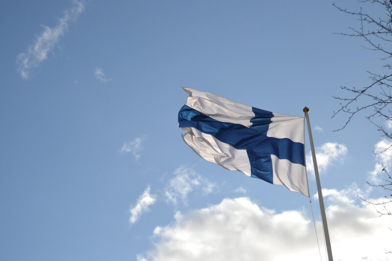 芬蘭總理馬林與總統尼尼斯托12日發表共同聲明，支持芬蘭加入北約的決定。圖為芬蘭國旗。（圖取自Pixabay圖庫）