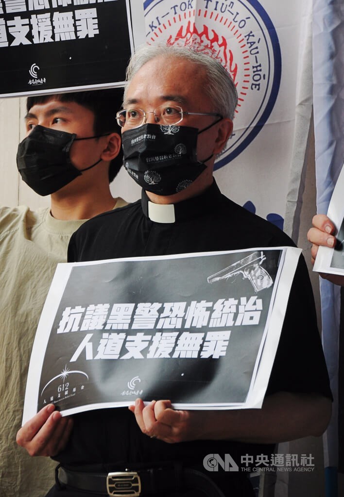 濟南教會牧師黃春生12日出席民團聲援香港612基金案被捕者的記者會時說,教會站在信仰公義的立場,希望這次逮捕事件能夠喚起更多的關注。因為失去了社會良心的教會是不會有未來的,希望香港的伙伴能堅持保守香港的民主自由。中央社記者沈朋達攝 111年5月12日