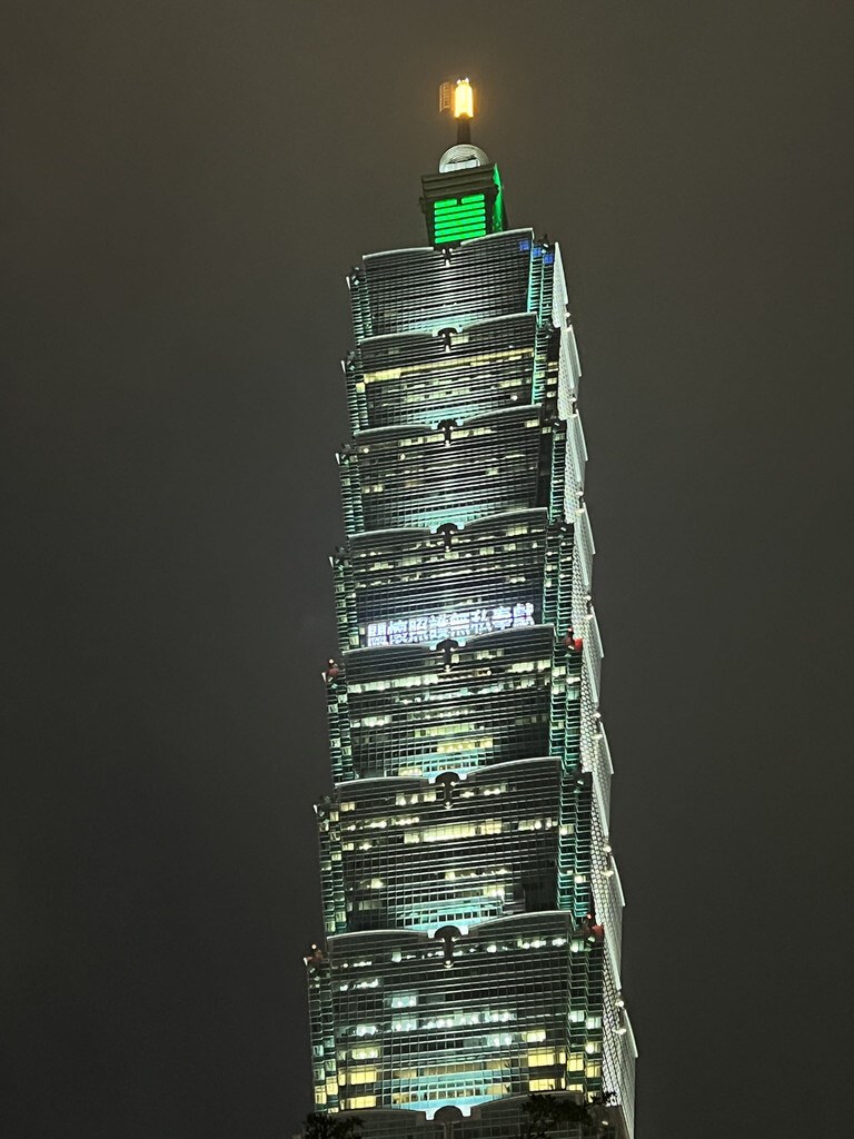 適逢國際護理師節,台北101於晚間6時30分起點燈打字,感謝全國護理人員在疫情期間克堅守崗位,守護民眾健康,願全國人民平安度過疫情。(台北101提供)中央社記者曾智怡傳真 111年5月12日