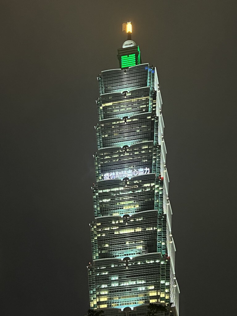 適逢國際護理師節,台北101於晚間6時30分起點燈打字,感謝全國護理人員在疫情期間克堅守崗位,守護民眾健康,願全國人民平安度過疫情。(台北101提供)中央社記者曾智怡傳真 111年5月12日