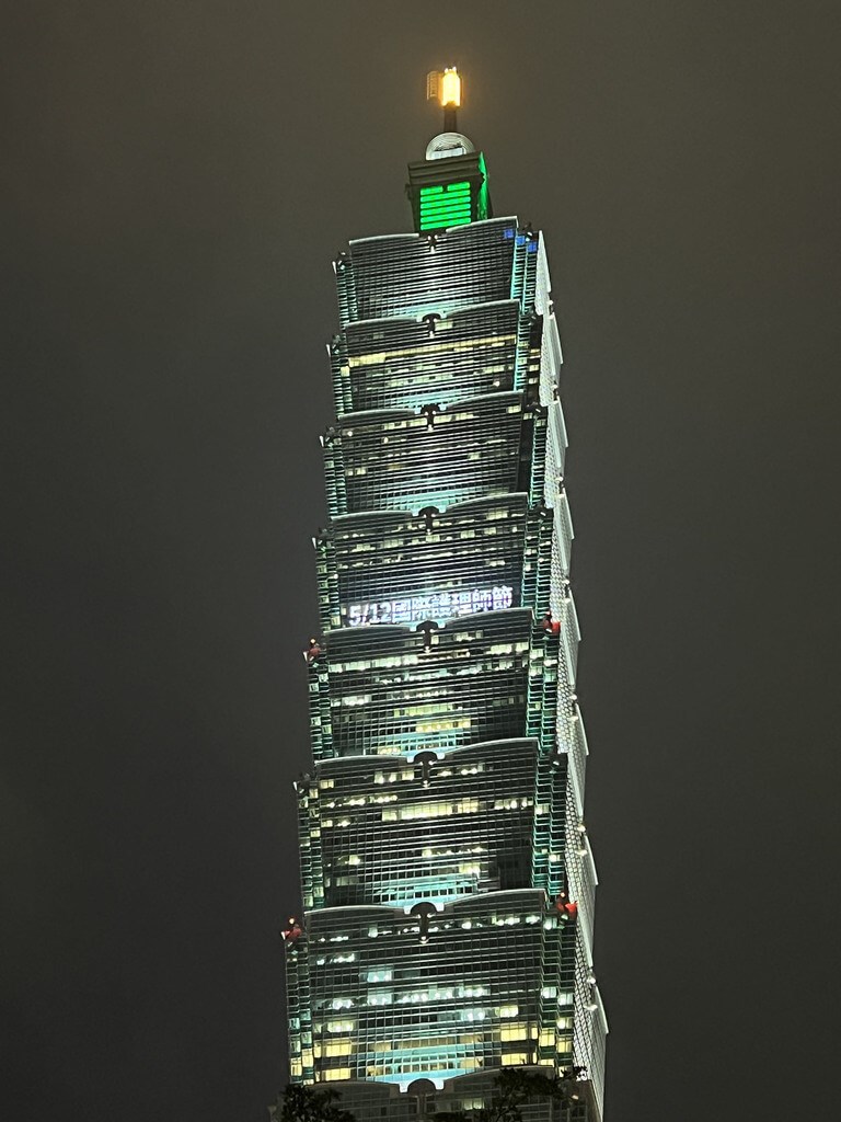 適逢國際護理師節,台北101於晚間6時30分起點燈打字,感謝全國護理人員在疫情期間克堅守崗位,守護民眾健康,願全國人民平安度過疫情。(台北101提供)中央社記者曾智怡傳真 111年5月12日