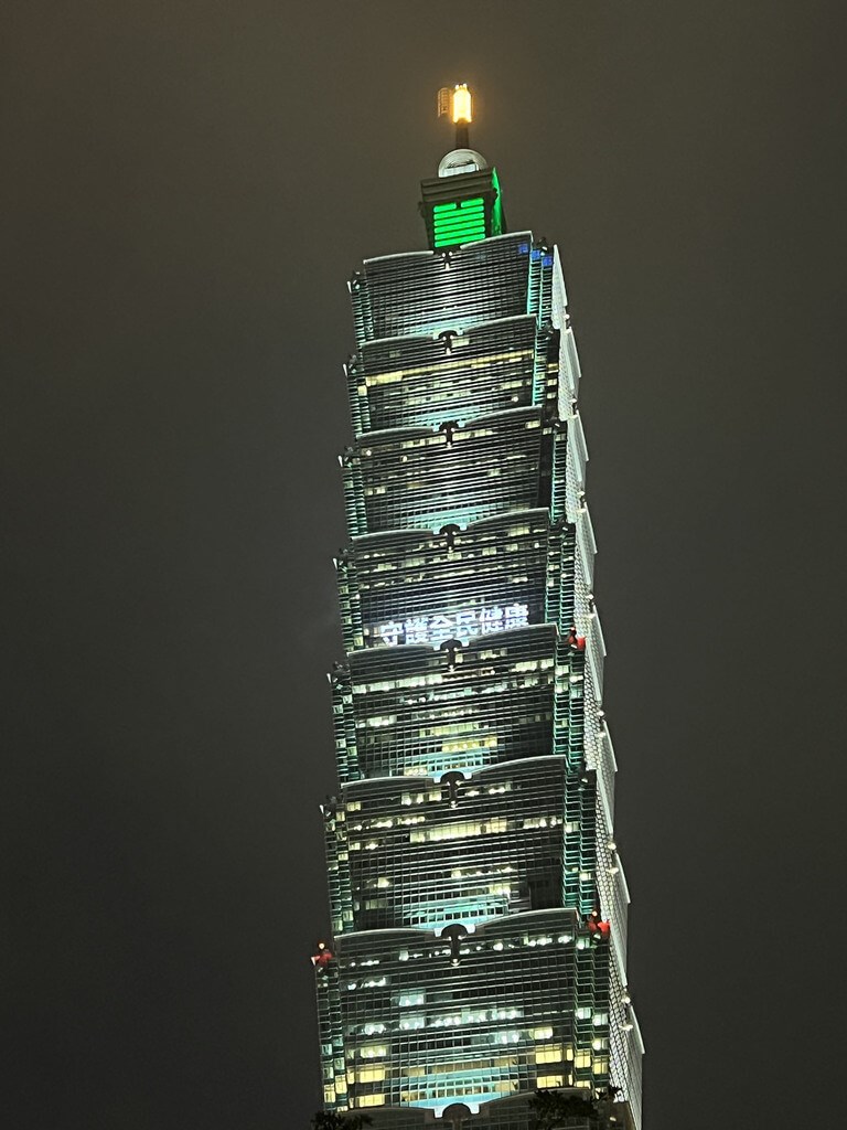 適逢國際護理師節,台北101於晚間6時30分起點燈打字,感謝全國護理人員在疫情期間克堅守崗位,守護民眾健康,願全國人民平安度過疫情。(台北101提供)中央社記者曾智怡傳真 111年5月12日