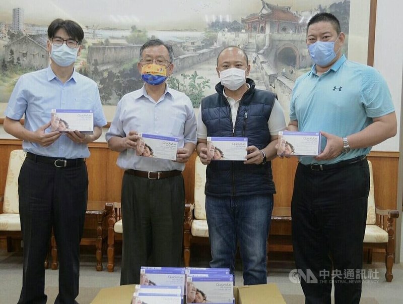 澎湖縣議員藍凱元(右2)等人12日贈送1000劑COVID-19快篩試劑給澎湖縣政府,由縣長賴峰偉(左2)代表受贈。中央社 111年5月13日