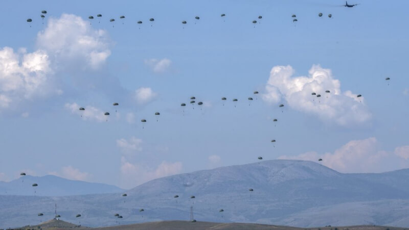 來自19國軍人5月在北約成員國北馬其頓共同演習，展示大型地面作戰能力。圖為傘兵降落操演。（圖取自twitter.com/ItalyinMKD）