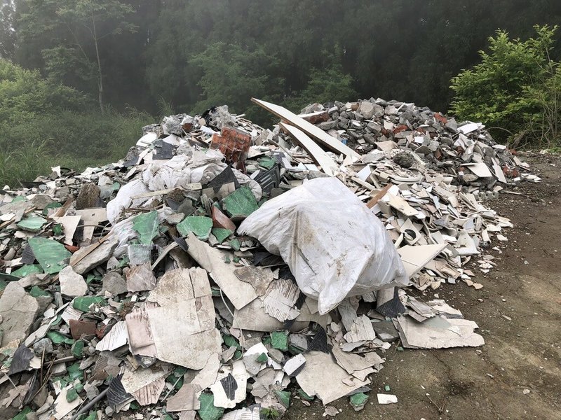 新竹縣許姓男子等3人,承攬工程事業廢棄物清運作業,卻趁深夜無人之際,將廢棄物載至新竹縣五峰鄉偏遠山區亂丟,警方13日依違反廢棄物清理法,將3人移送新竹地檢署偵辦。(竹東警分局提供)中央社記者郭宣彣傳真 111年5月13日