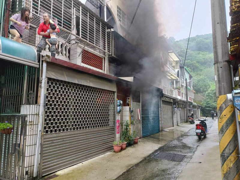 苗栗市一戶透天厝13日上午發生火警,濃煙不斷竄出,緊鄰的隔壁住戶也岌岌可危,60歲阿公徒手攀爬至2樓,協助媳婦及3歲孫子疏散。(民眾提供)中央社記者管瑞平傳真 111年5月13日