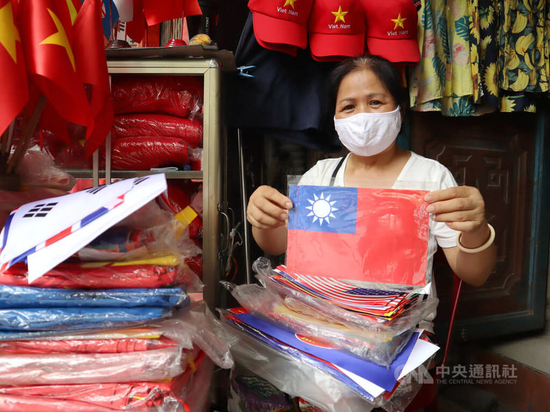 黎氏秋（圖）在越南首都河內市的棉貨街賣T恤、各國國旗等紀念品15年，她觀察，受到COVID-19疫情影響，這次東南亞運動會人氣、買氣稍嫌不足。中央社記者陳家倫河內攝 111年5月13日