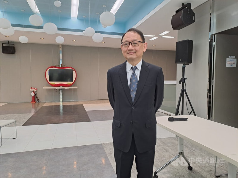 華新麗華董事長焦佑倫13日在股東會後受訪表示,三元電池原料冰鎳廠將於明年量產,海底電纜廠預計2026年完工,2027年貢獻業績。中央社記者潘智義攝 111年5月13日