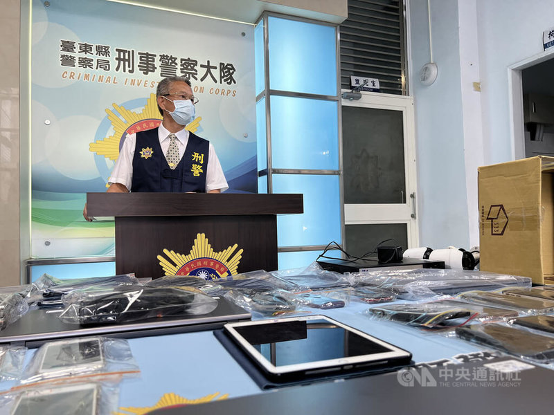 台東縣警察刑警大隊13日下午舉行記者會指出,高雄橋頭地檢署10日指揮台東縣刑警大隊和高雄警方破獲流竄高雄、屏東、台東的電信詐騙機房,查扣各式贓證物。中央社記者盧太城台東攝 111年5月13日