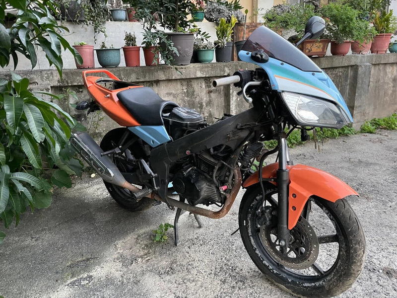 苗栗縣有民眾停放路邊的一輛絕版仿賽機車2月間遭竊,警方接獲報案後立即展開調查,發現2名竊嫌因擁有同款、已停產機車故障,覬覦零件才下手行竊,全案依竊盜罪嫌移送法辦。(警方提供)中央社記者管瑞平傳真 111年5月13日