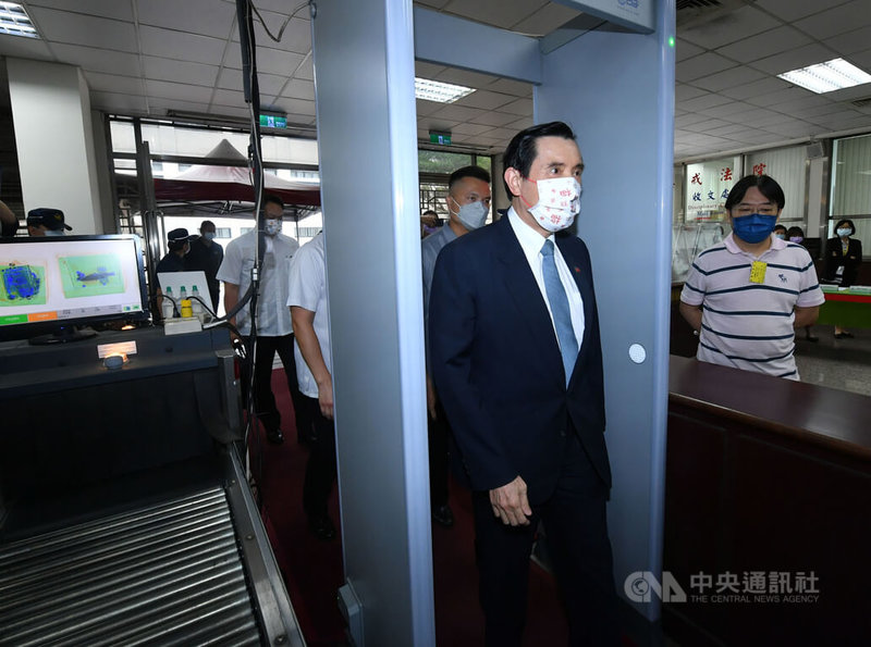 前國民黨主席馬英九等人涉以低價出脫三中(中視、中影、中廣)及舊黨部大樓,一審判決無罪,檢方提上訴。二審13日首次開庭,馬英九(前中)出庭,否認犯罪。中央社記者趙世勳攝 111年5月13日