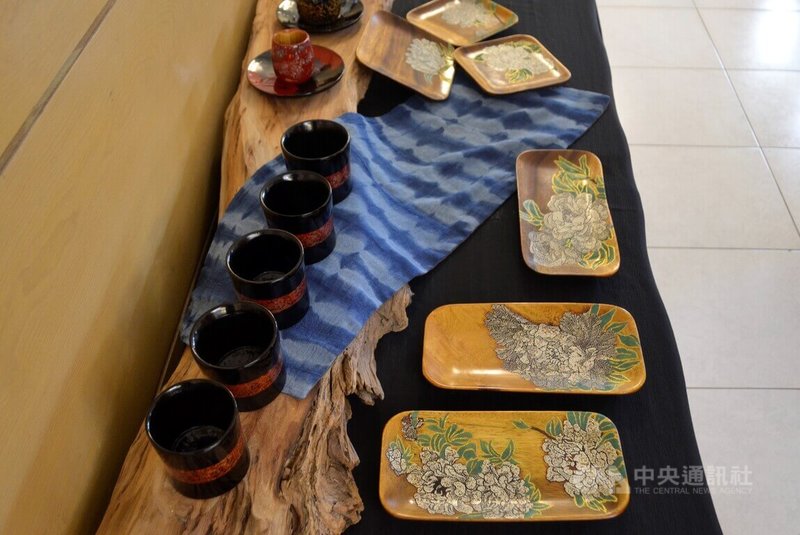 藝術家陳聖輝(弓牛)13日指出,漆工藝從原料到製作每一個環節機器都無法取代,須由雙手一次又一次繁複工序,才能呈現細膩、精緻美感,完成一件作品,往往要耗費一年以上時間。中央社記者蔡智明攝 111年5月13日