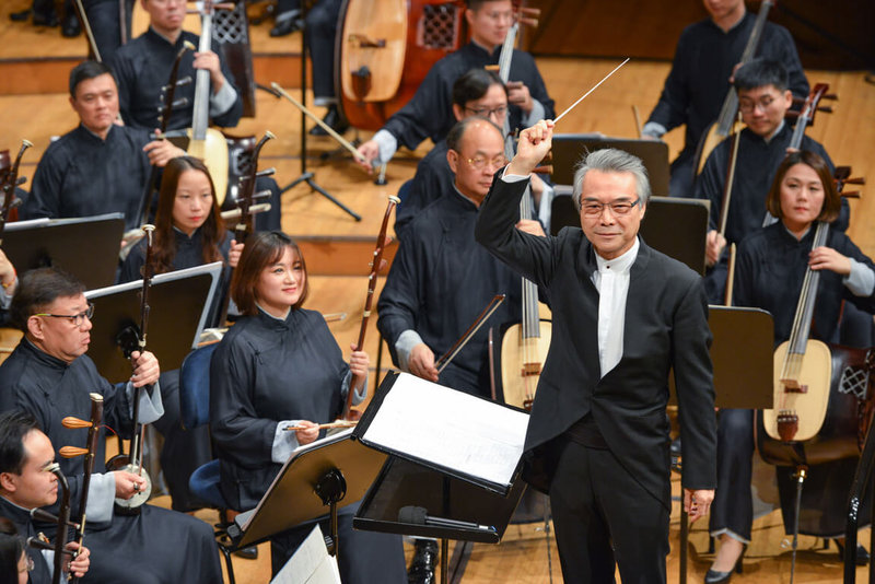 香港中樂團、香港演藝學院及香港中文大學中國音樂研究中心合作,14日起一連兩天將在線上舉辦第2屆「國際中樂指揮高峰論壇」。香港中樂團藝術總監閻惠昌(前右)表示,盼論壇能帶給未來中樂指揮發展有所啟發。(香港中樂團提供)中央社記者趙靜瑜傳真 111年5月13日