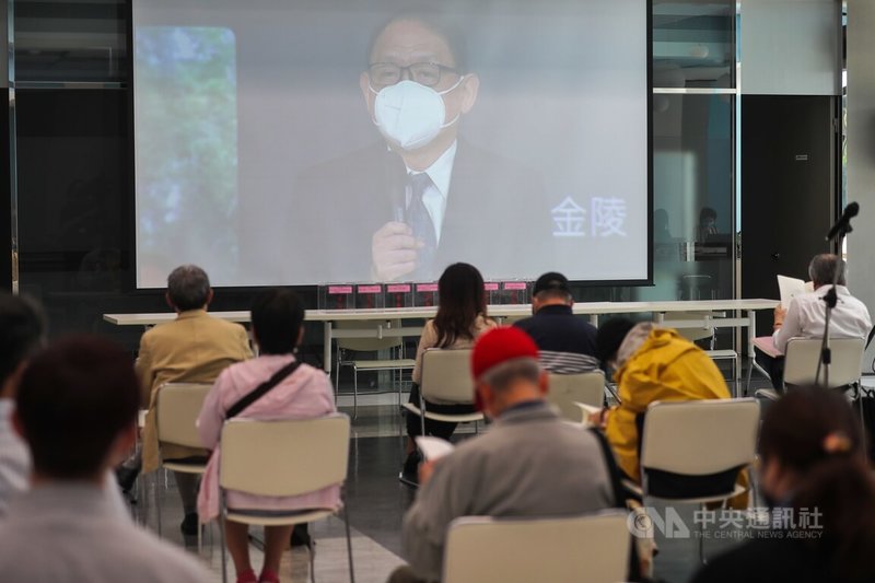 華新麗華13日在台北舉辦股東會,採取實體及線上同步進行,股東在第2會場觀看直播。中央社記者裴禛攝 111年5月13日