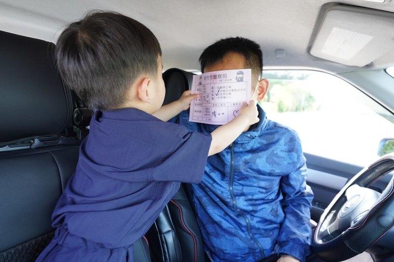 新竹市警察局與交通隊為讓交通教育更深化，設計「優良駕駛觀察日記」遊戲，由孩童擔任小警察，遇到家長危險駕駛，就可開出「罰單」提醒。（新竹市警察局提供）中央社記者魯鋼駿傳真  111年5月13日