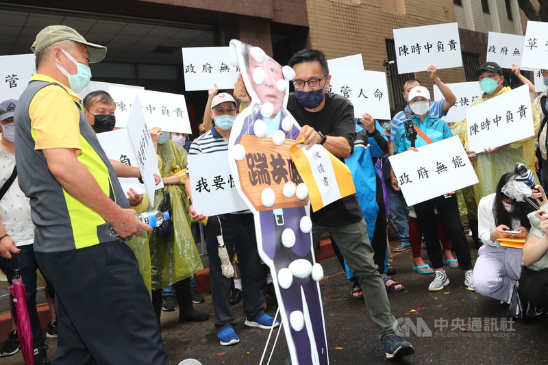 國內疫情升溫,COVID-19快篩試劑需求大增,台北市計程車駕駛員職業工會13日號召近百名計程車司機,前往中央流行疫情指揮中心前陳情,要求指揮中心提供足夠劑量的快篩試劑保障司機與乘客安全,由於訴求未獲回覆,司機員代表怒撕指揮官陳時中的人形看板出氣。中央社記者王騰毅攝 111年5月13日