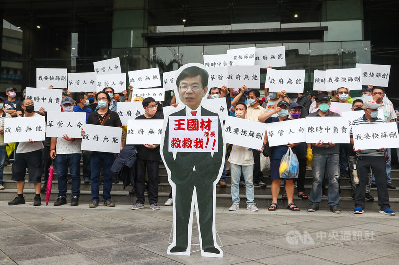 受疫情衝擊影響生計,台北市計程車駕駛員職業工會13日號召計程車司機前往交通部陳情,呼籲部長王國材增加防疫計程車數量及提供紓困補助,讓相關從業人員能生存下去。中央社記者王騰毅攝 111年5月13日