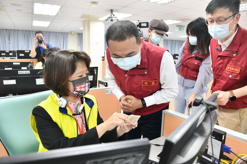 新北市長侯友宜(前中)13日慰問校園防疫專案辦公室成員,肯定大家守住孩子們的健康,為學校防疫投入心力,讓家長們安心。(新北市政府新聞局提供)中央社記者黃旭昇新北傳真 111年5月13日