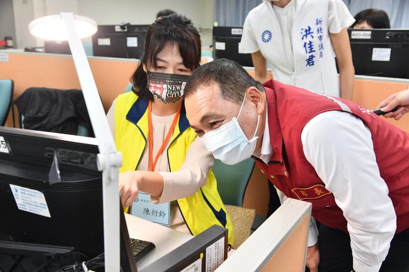 新北市長侯友宜(前右)13日視察校園防疫專案辦公室,並慰問成員辛苦,感謝大家盡心解決校園防疫問題。(新北市政府新聞局提供)中央社記者黃旭昇新北傳真 111年5月13日