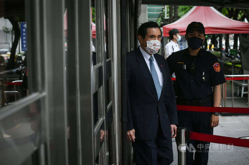 前國民黨主席馬英九(前)等人涉以低價出脫三中及舊黨部大樓,一審判決無罪,檢方提上訴。二審13日首開庭,馬英九否認犯罪,並表示檢方上訴無理由,請求駁回。中央社記者趙世勳攝 111年5月13日