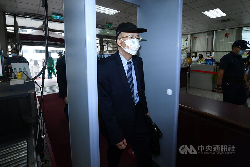 前總統馬英九、前中投公司總經理汪海清(中)等人涉以低價出脫三中及舊黨部大樓案,二審13日下午在台灣高等法院開庭審理,汪海清出庭應訊。中央社記者趙世勳攝 111年5月13日