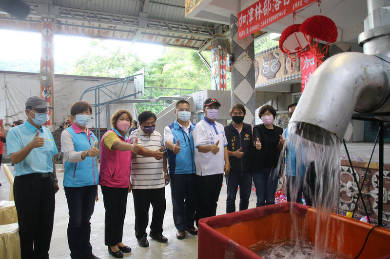 台東縣大武鄉加津林部落因地勢高長期沒有自來水,經台東縣政府向經濟部水利署爭取「無自來水地區供水改善計畫」經費補助,13日舉行自來水通水典禮,至少有54戶居民受益。(台東縣政府提供)中央社記者盧太城台東傳真 111年5月13日