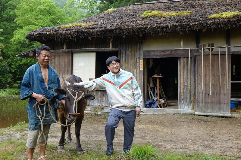 台美日合製電影「黑之牛」由新銳導演蔦哲一朗(右)執導,金馬影帝李康生(左)赴日主演,李康生表示,這是首次全片與動物對戲,雖然曾和小貓、小狗對戲,但遇到牛擔任「女主角」,還是個特別經驗。(木林電影提供)中央社記者王心妤傳真 111年5月13日