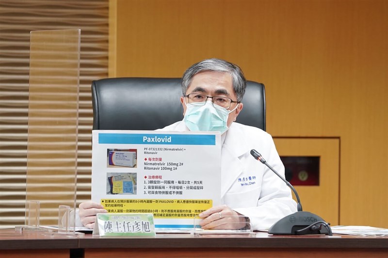 高雄醫學大學附設中和紀念醫院感染科主任陳彥旭13日出席高雄市政府疫情記者會,會中提醒民眾輝瑞口服藥用藥注意事項,並指出民眾如有服用其他藥物,應與醫師討論是否需要暫時停用原藥物、或用其他藥物替代;最重要的是,務必充分諮詢醫師,讓藥物療程完整。(高雄市政府提供)中央社記者曾以寧傳真 111年5月13日