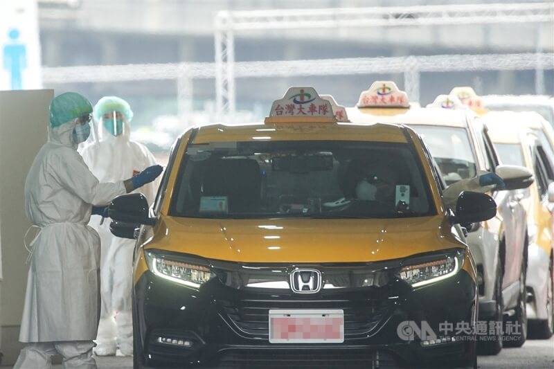 台灣大車隊今年每股盈餘1.78元,創下歷史新高。圖為台灣大車隊車輛投身防疫計程車,載乘客前來篩檢站採檢。(中央社檔案照片)