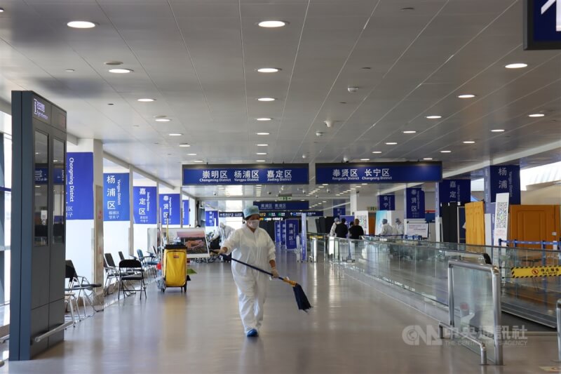 圖為2020年8月21日上海浦東機場穿著防護衣的清潔人員在清掃環境。（中央社檔案照片）