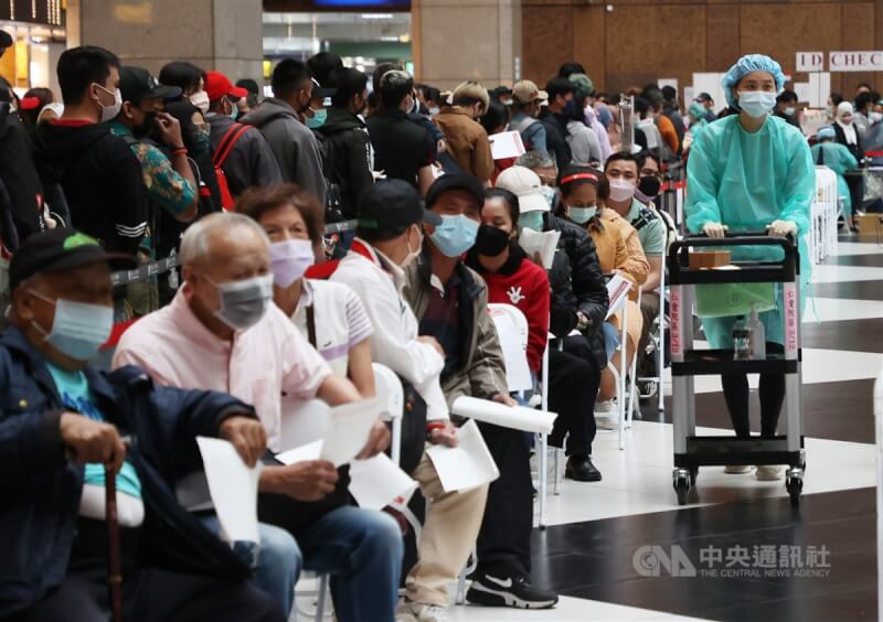 台灣這波COVID-19疫情來勢洶洶，中央流行疫情指揮中心13日宣布，最快下週開始為65歲以上或60歲以上免疫不全民眾施打第4劑疫苗。圖為台北車站近日湧入接種的人潮。（中央社檔案照片）