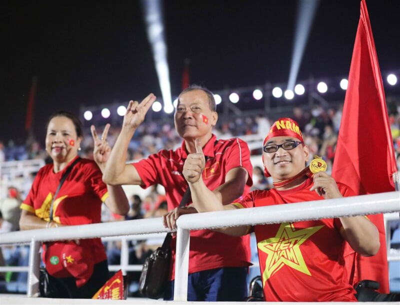 第31屆東南亞運動會12日晚間開幕,越南民眾湧入首都河內市的美亭體育場欣賞開幕典禮。(第31屆東南亞運動會籌備委員會提供)中央社記者陳家倫河內傳真 111年5月12日