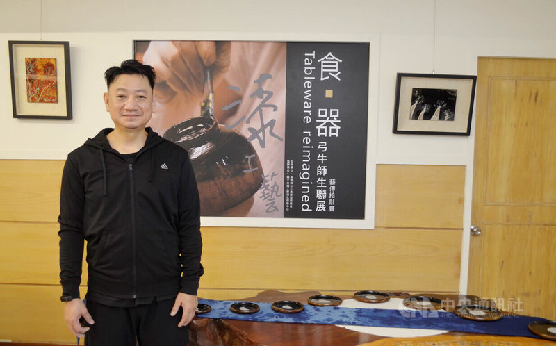 在文化部藝文紓困計畫支持下,藝術家陳聖輝(弓牛)13日在嘉義市順利世家美術館舉行「食.器」弓牛師生聯展,邀請民眾認識漆工藝之美。中央社記者蔡智明攝 111年5月13日