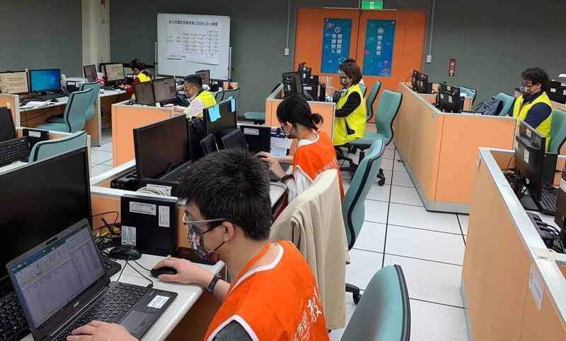 新北市政府教育局成立校園防疫專案辦公室,由候用校長組成團隊,搭配資訊管理師,協助解決校園防疫問題。(新北教育局提供)中央社記者黃旭昇新北傳真 111年5月13日