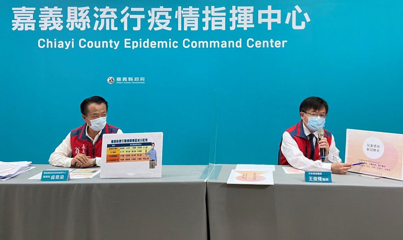 嘉義縣長翁章梁(左)13日與大林慈濟醫院小兒感染科主任王俊隆(右)召開線上記者會指出,目前縣內COVID-19輕症或無症狀居家照護患者有1858人,兒童居家照護期間,若有抽搐、意識不佳、呼吸困難等症狀,應打119或緊急自行送醫。(嘉義縣政府提供)中央社記者蔡智明傳真 111年5月13日