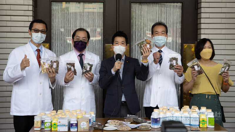 COVID-19疫情持續,「台灣清冠一號」詢問度也增高;民進黨立委何志偉(中)13日與台北市中醫師公會共同呼籲,中藥很多、不缺貨,也有很多藥方可以治療,民眾不要私下購買、囤積台灣清冠一號,要經過中醫師診斷。中央社記者謝佳璋攝 111年5月13日